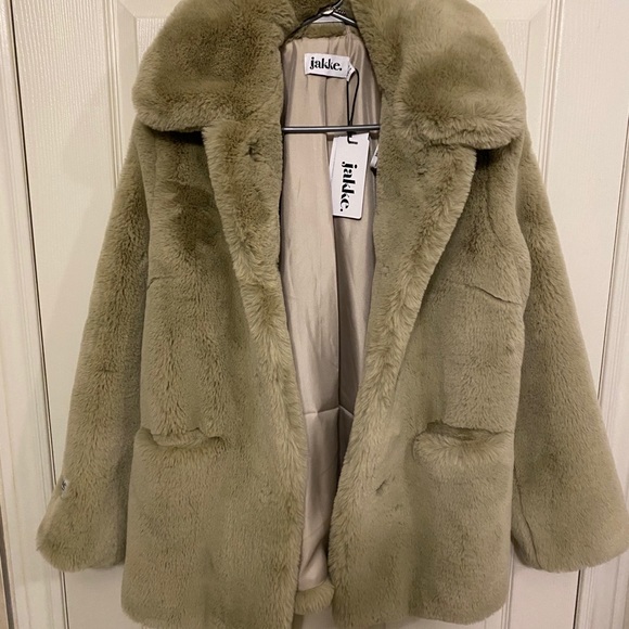Never been worn faux fur coat! - Picture 5 of 6